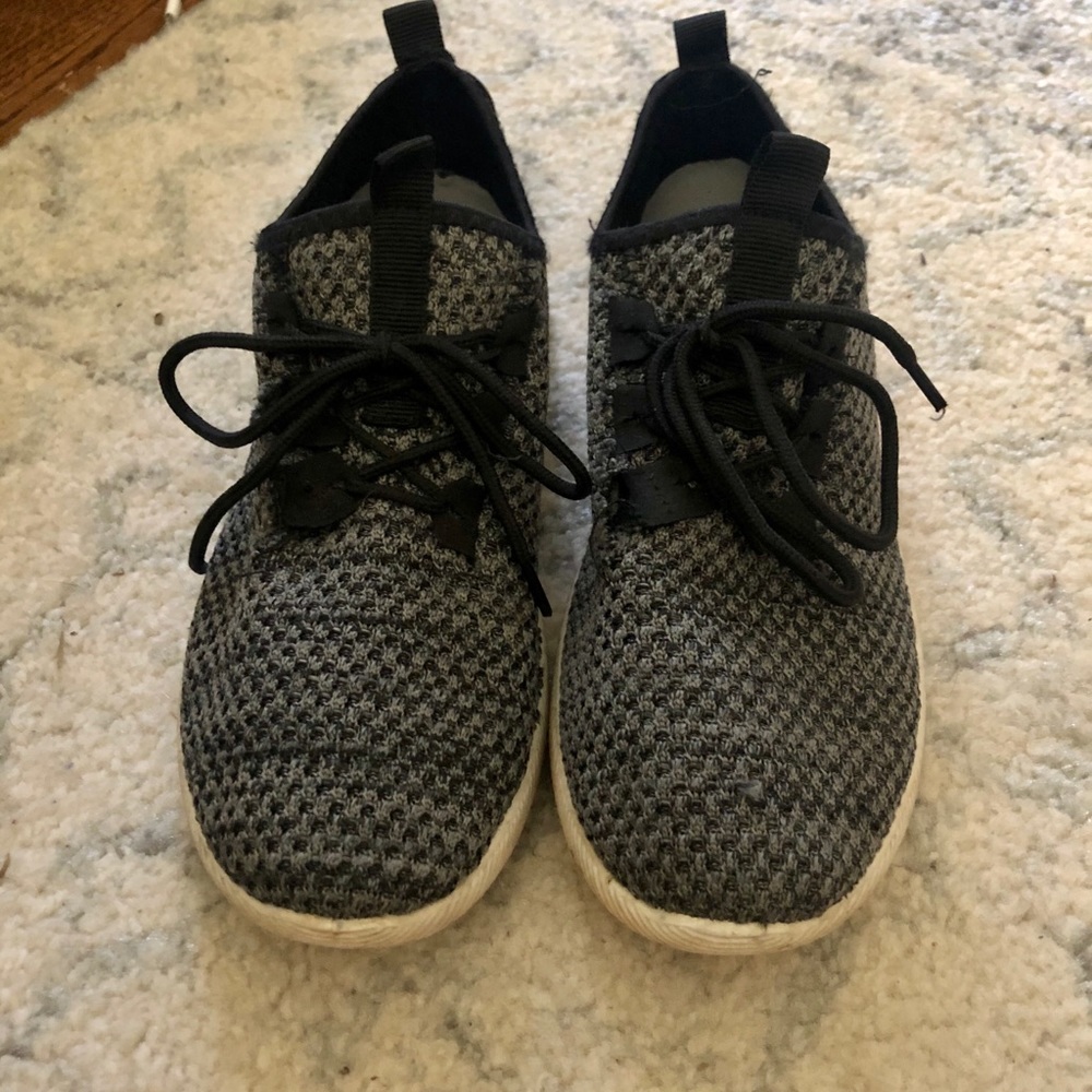 Black tennis shoes, size 8.5